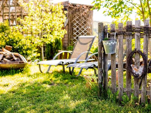 Sonnenliegen im Garten