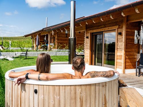 Zwei hochwertig ausgestattete Chalets mit privaten Gärten