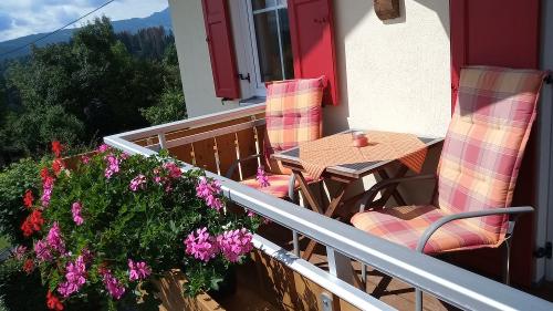 Gemütlicher Sitzplatz auf dem Balkon
