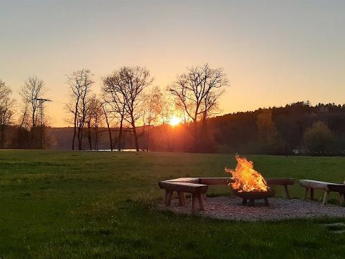 Grillplatz mit Lagerfeuer und Sonnenuntergang