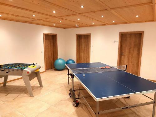 Tischtennisplatte und Kicker