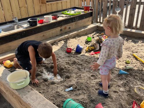 Sandkasten und Matschküche Sandkasten und Matschküche