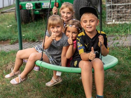 Kinder auf dem Spielplatz