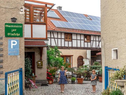 Kinder spielen im Innenhof