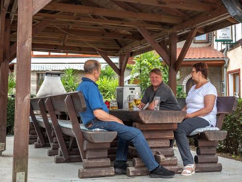 Innenhof mit überdachter Terrasse und Grill