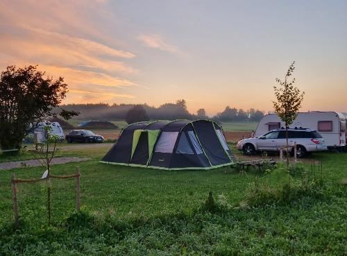 Sonnenaufgang an den Camping-Stellplätzen