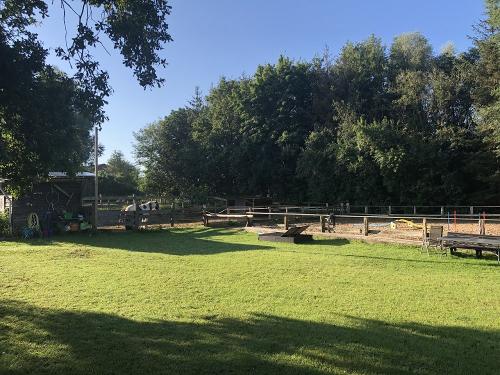 Reitplatz und Offenstall