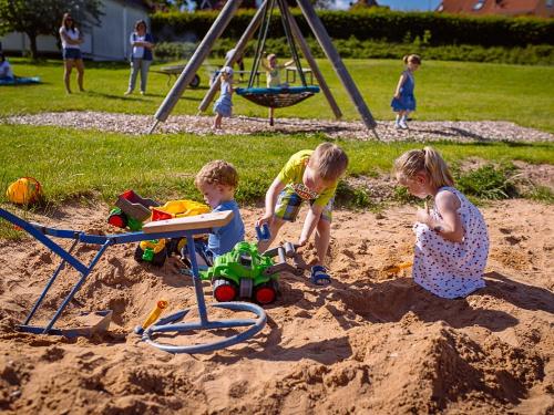 Sandsee auf dem Spielplatz
