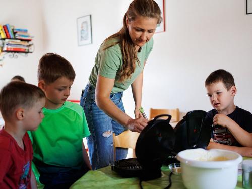Waffeln backen beim Kinderfest