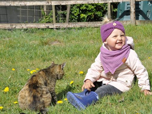 Kind und Katze