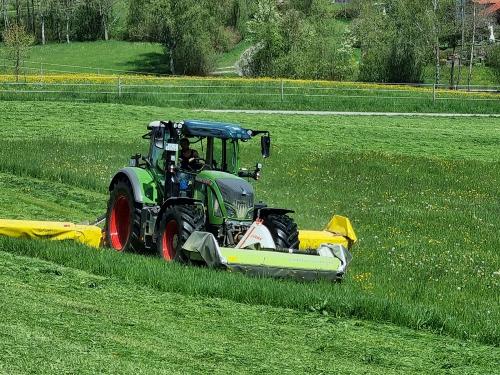 Feldarbeit mit dem Fendt-Traktor