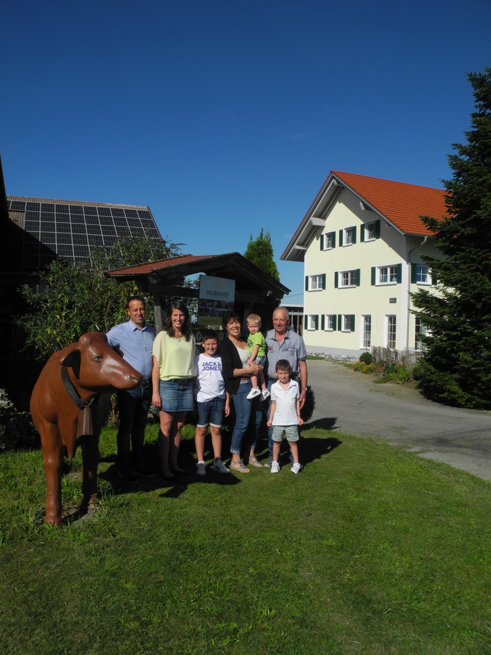 Poolparadies mit vielen Liegen mitten im Garten