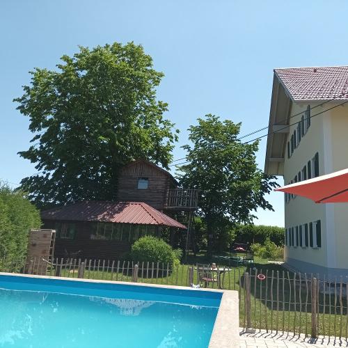 Poolparadies mit vielen Liegen mitten im Garten