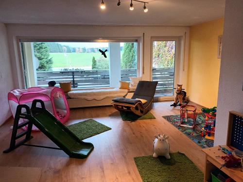 Spielscheune mit Bällebad, Parkhaus, Einkaufsladen, Kicker, Tischtennisplatte