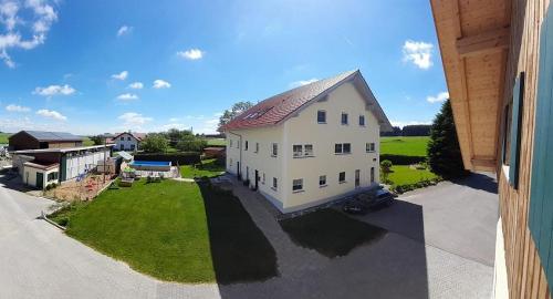 Garten mit Fußballtoren, Schauckel, Rutsche, Sandkasten, Trampolin