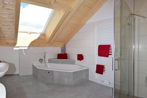 Riesiges Badezimmer mit Eckbadewanne