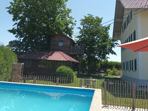 Poolparadies mit vielen Liegen mitten im Garten