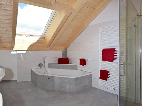 Eckbadewanne, Regendusche, Doppelwaschtisch, Fußbodenheizung