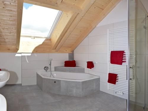 Riesiges Badezimmer mit Eckbadewanne