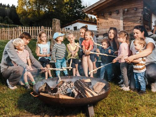 Stockbrotgrillen an der Lagerfeuerstelle