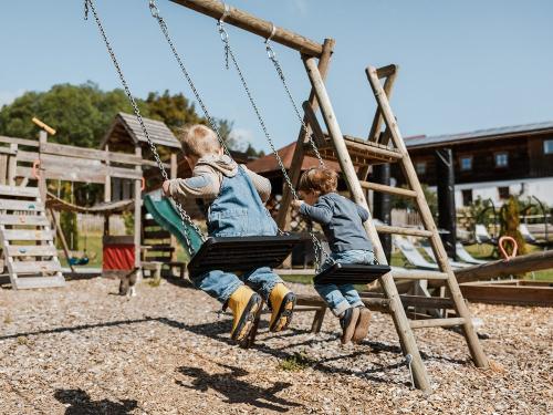 Spielplatz mit Schaukeln, Seilbahn, Rutschen Wippen, überdachtem Sandkasten Spielplatz mit Schaukeln, Seilbahn, Rutschen Wippen, überdachtem Sandkasten