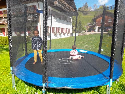 Unsere beiden Kids auf dem Trampolin