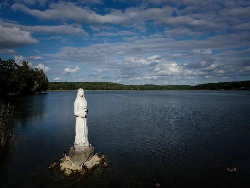 statue