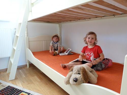 Stockbett zum Schlafen und Spielen