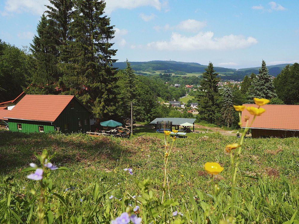Blick vom Hof zum Inselsberg