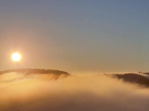 Sandras-Bergstation Winterkleid fast immer über dem Nebelmeer
