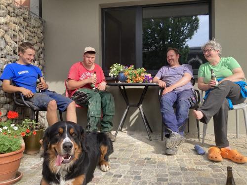 Hofteam beim Feierabendbierchen