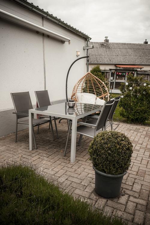 großer Gartenbereich mit Talblick