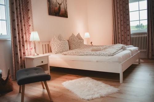 Schlafzimmer 1 mit Wandkamin