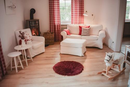gemütliches Wohnzimmer mit Kamin