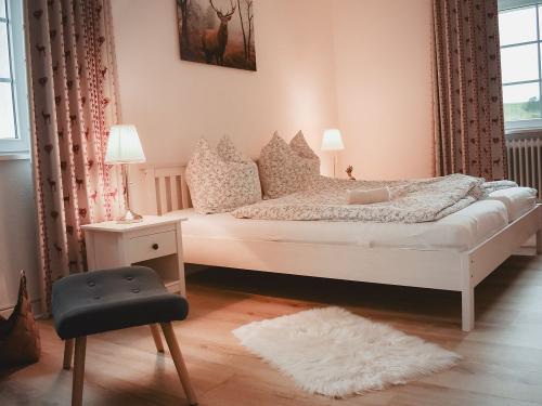 Schlafzimmer 1 mit Wandkamin Schlafzimmer 1 mit Wandkamin