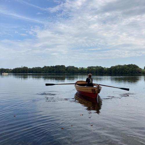 Ausflüge mit hauseigenen Ruderbooten am See