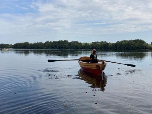 Ausflüge mit hauseigenen Ruderbooten am See