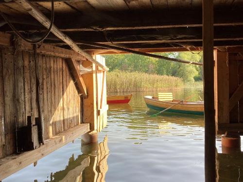 Bootshütte mit Ruderbooten