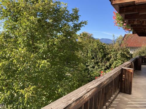 großer Balkon  von 4 Räumen aus begehbar  mit Gebirgsblick