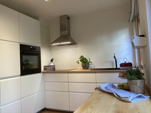 vollausgestattete Einbauküche in weiß