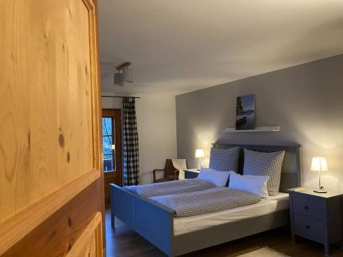 Blick vom Gang aus ins graue Zimmer