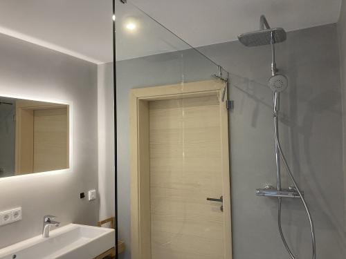 Bad mit Regendusche, Doppelwaschtisch & WC