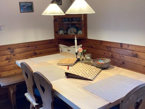 Stubentisch aus Massivholz