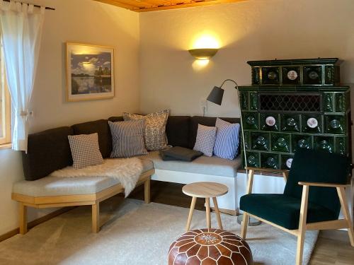 Gemütliche Sitzecke mit Blick auf den Walnussbaum