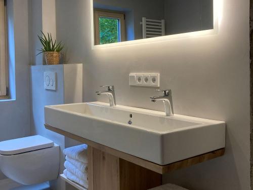 Stilvolles Badezimmer mit Doppelwaschbecken