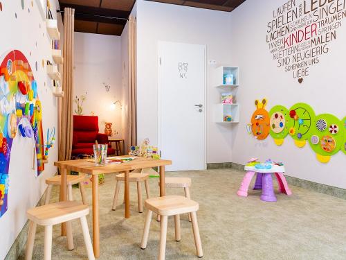 Baby-Indoorspielbereich mit Stillecke