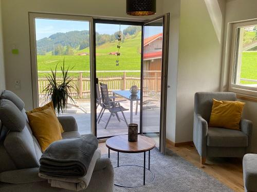 Wohnzimmer und Terrasse_Fewo Schiene Aussicht Wohnzimmer und Terrasse_Fewo Schiene Aussicht