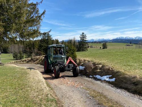 Traktorfahren mit Bergblick