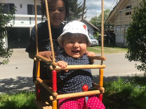 Babyschaukel am Apfelbaum