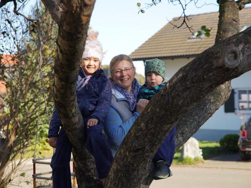 Klettern im Apfelbaum